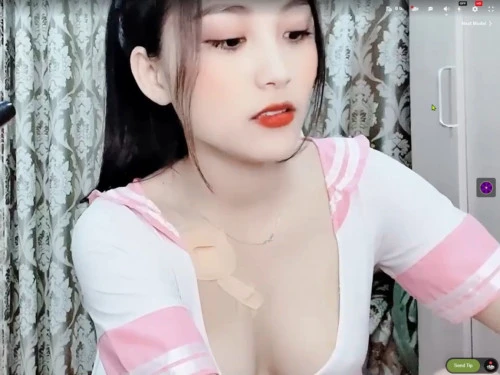 [Việt Nam] Em gái xinh mặc quần lọt khe, lòi cặp mông to trắng nõn nà