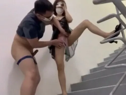[Việt Nam] Hai vợ chồng làm tình trên cầu thang cực phê